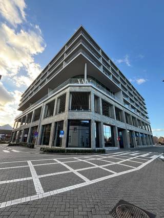 Gemengde ontwikkeling voor winkels, woningen en vrije tijd.Grote zichtbaarheid, op de hoek van de Dermondestraat en de Kattestraat, in het centrum...