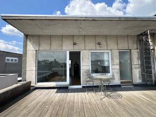 <p>Uniek dakappartement op centrale locatie in de stad, ideaal als eerste stek, als pied-à-terre, of om te verhuren voor korte (airbnb) of lange termijn!</p>
<p>Op de hoogste verdieping ontdekken we deze zonnige woonst. Indeling: inkomhal met vestiairekast, leefruimte met moderne open keuken en aansluitend subliem terras met zicht over de stad , en zelfs een stukje stadspark kan je meepikken! Aparte slaapkamer met ingemaakte kast en aansluitend comfortabele douchekamer. private kelder.</p>
<p>Interesse in een bezoekje? Laat het ons weten! Top mobiscore: vlakbij centrum stad, op 2 stappen van Stadspark, op wandelafstand van Centraal Station.</p>
