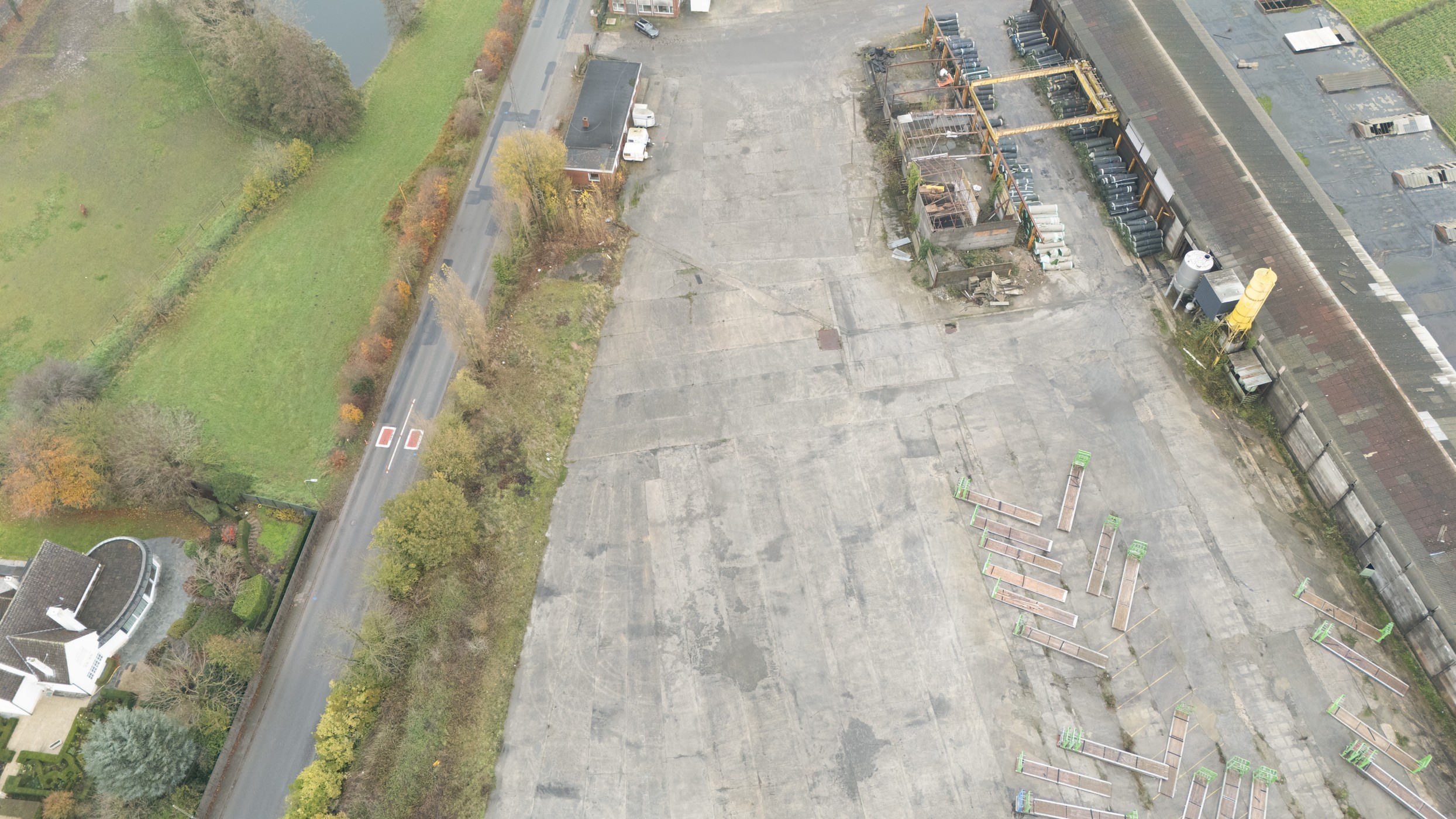 Buitenopslag (6200m²) en opslagruimte (400m²) te huur in Waregem - photo 1