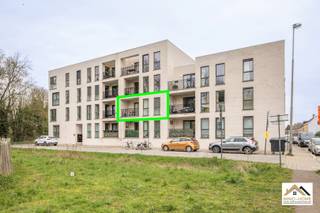 Recent en verzorgd 2-kamerappartement met terras, gelegen in een rustige woonomgeving in Sint-Amandsberg. Het appartement maakt deel uit van een moderne residentie en biedt een praktische indeling met aangename lichtinval. De leefruimte sluit naadloos aan op de open, hedendaagse keuken die voorzien is van de nodige toestellen en opbergruimte. Aansluitend bevindt zich een aparte berging naast de keuken, geschikt voor wasmachines en extra voorraad. Vanuit de woonkamer is er directe toegang tot het terras, waar u in alle rust kan genieten van de buitenruimte met uitzonderlijk zicht op het nabij gelegen bos. De twee slaapkamers zijn volwaardig en bieden voldoende plaats voor een comfortabel verblijf of een combinatie van slapen en werken. De badkamer is uitgerust met een eigentijdse afwerking en beschikt over een inloopdouche en wastafel. Daarnaast is er een afzonderlijk toilet aanwezig. Het appartement bevindt zich in een recente bouw, wat zorgt voor een goede energieprestatie en hedendaags wooncomfort. Extra troeven zijn de inbegrepen autostandplaats, een privatieve kelderberging en een gemeenschappelijke fietsstalling. Gelegen in een rustige buurt, met vlotte verbinding naar het centrum van Gent, openbaar vervoer en winkels in de nabijheid. Een interessante opportuniteit voor eigen bewoning of als investering. Parkeerplaats verplicht aan te kopen: €25 000. Inschrijven via mail naar tommy@immo-home.be, geen telefonische inschrijvingen! Volg ons op Fb en Insta. Voor meer info: www.immo-home.be. GRATIS SCHATTING &amp; GRATIS FINANCIEEL ADVIES