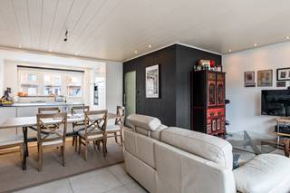 In een rustige wijk in Hoevenen is de gerenoveerde bel-etage woning terug te vinden. Centraal gelegen in de dorpskern van Hoevenen en nabij Kapellen met de nabijheid van belangrijke invalswegen, winkels en scholen. Voor de woning is een oprit aanwezig met 2 autostaanplaatsen met aansluitend een inpandige garage. <br /><br />We komen binnen in een ruime gang met vestiaire, afgewerkt met natuursteen, die toegang geeft tot de ruime berging met aansluiting voor wasmachine, alsook de ruime garage 24m². Verder op het gelijkvloers is er ook nog een bureauruimte 8m² aanwezig dewelke toegang geeft tot de overdekte veranda 17m².<br /><br />Via de trap bereiken we de eerste verdieping. In de traphal is er een toegang voorzien naar de wc met handenwasser. Via de andere deur komen we in de leefruimte terecht, dewelke uitgeeft op de zithoek alsook de recente open DOVY keuken, voorzien van een combi-oven, inductie kookplaat, koelkast, koffiezet, en dubbele lavabo met verlek. Via de keuken is er toegang tot het terras 2,5m².<br /><br />Op de tweede verdieping vinden we de 3 slaapkamers 16m², 14,5m² &amp; 9m², alsook de badkamer uitgerust met inloopdouche en enkele lavabo.<br /><br />Pluspunten:<br />+ Nieuwste technieken zoals: Zonnepanelen, Laadpaal, Waterontharder<br />+ Recente DOVY keuken<br />+ Recente verwarmingsketel<br />+ Rustig maar centraal gelegen<br />+ Rolluiken<br />+ Energiezuinige woning <br />+ 3 Slaapkamers<br />+ Zeer ruime garage <br /><br />Interesse in deze woning? Contacteer ons via 03 337 50 70 of info@vbvastgoed.be voor meer info of een afspraak!