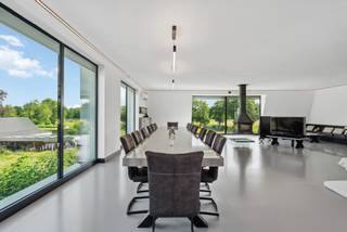Deze luxueus gerenoveerde villa op een domein van ca. 40.345 m² biedt een unieke combinatie van ruimte, natuur, wellness en hedendaags comfort in een groene en residentiële omgeving in Zoersel. De woning werd grondig gerenoveerd met oog voor kwaliteit en duurzaamheid (E-peil 47) en is voorzien van een warmtepomp, doorgedreven isolatie en hernieuwbare energie.<br /><br />Gelijkvloers:<br />Bij binnenkomst in de inkomhal wordt u verwelkomd door het open zicht op de tuin. Vooraan de woning treffen we het zeer ruime en lichte kantoor met prachtig zicht op de omgeving. De master suite met badkamer en dressing biedt het comfort van slapen op het gelijkvloers. De wellnessruimte met sauna, meerdere jacuzzi 's en ontspanningsruimte maakt van thuis komen een dagelijks vakantiegevoel. Verder is er een praktische wasplaats en een apart gastentoilet.<br />Via de schuiframen kom je tot de verhoogde tuin met hier een af te werken zwembad (of weg te halen door de eigenaar). <br /><br />Eerste verdieping: <br />De ruime en lichtrijke leefruimte in loft-stijl en de open keuken met kookeiland vormen het hart van de woning, ideaal voor familie en gasten. <br /><br />Tweede verdieping:<br />Hier treffen we de 2e slaapkamer en badkamer. Verder biedt deze 2e verdieping een volledig afgewerkte polyvalente ruimte, ideaal als extra slaapkamers, bureau, atelier of hobbyruimte.<br /><br />Kelder:<br />De kelderverdieping is ingericht als fitnessruimte, ontspanningsruimte en TV-hoek, een ruime gekoelde bijkomende bergruimte en een technische ruimte.<br /><br />Buitenleven:<br />Het perceel van ca. 2,9 hectare omvat een prachtige natuurvijver, weiland, een buitenzwembad in aanbouw en stallen die momenteel als fietsatelier worden gebruikt maar eenvoudig kunnen worden ingericht voor paardenliefhebbers. De tuin en omliggende natuur bieden absolute privacy en rust.<br /><br />Bijzonderheden:<br />✅ Verdere afwerking noodzakelijk!<br />✅ Perceel: ca. 29.265 m² met natuurvijver en weiland<br />✅ Bewoonbare oppervlakte: ca. 419 m²<br />✅35 Zonnepanelen<br />✅ E-peil 47 (energiezuinig wonen)<br />✅ Verwarming via warmtepomp en uitstekende isolatie<br />✅ Buiten zwembad in aanbouw<br />✅ Wellnessruimte met sauna<br />✅ Grote kelder met fitness en ontspanning<br />✅ Stallen aanwezig, ideaal voor paardenliefhebbers<br />✅ Rustige, landelijke ligging met vlotte verbinding naar Antwerpen en E34/E313<br /><br />Na de aanleg buiten, het plaatsen van een buitentrap en binnendeuren zal deze woning zo goed als afgewerkt zijn.<br />Deze woning is ideaal voor wie luxe, privacy en natuur wil combineren met het comfort van hedendaags wonen en wellness, perfect voor wie ruimte zoekt voor een actieve levensstijl.
