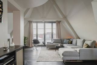 In de karaktervolle Wandelweg te Kortrijk bevindt zich dit unieke duplexappartement van 106m2 op de 2de en 3de verdieping. Het gebouw...