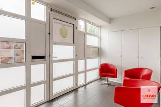 Deze praktijkwoning, nabij het bruisende centrum van Gent, biedt een goede bereikbaarheid via belangrijke invalswegen, lokale handelaars en...