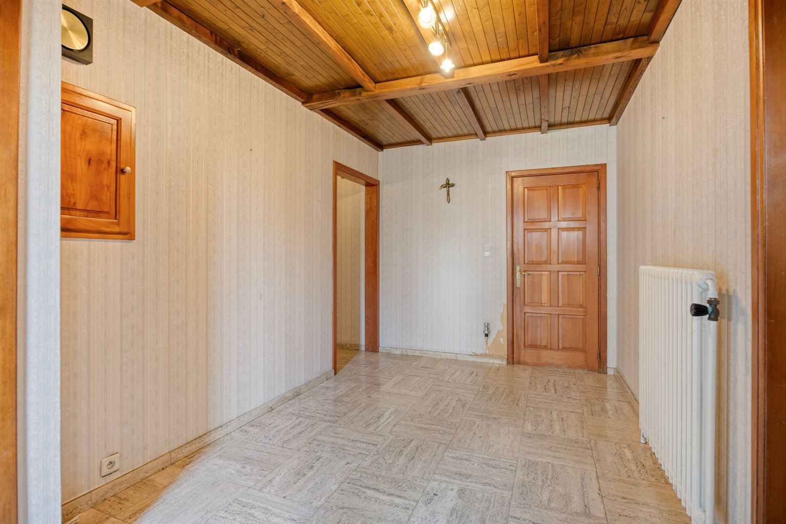 Vrijstaande woning op een uitzonderlijk perceel van 29a95ca met 4 slaapkamers en inpandige garage, gelegen op een rustige toplocatie nabij het centrum van Maaseik. - foto 3