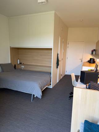 Welkom in deze verzorgde en comfortabele studentenkamer.De kamer is louter voor individueel gebruik en is bemeubeld met een bed, bureau, stoel,...
