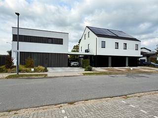 <p>Hypermoderne nieuwbouwwoning met kanaalzicht in Blaasveld</p><p>Droomt u van een luxueuze, 100% instapklare energiezuinige woning waar u werkelijk zó kunt intrekken? Deze splinternieuwe, hoogwaardig afgewerkte halfopen bebouwing (180m² bewoonbare oppervlakte - 4 ruime slpk) bevindt zich in een uiterst rustige, doodlopende straat in het idyllische Blaasveld (Willebroek). Met een prachtig uitzicht op het kanaal en een kwalitatieve afwerking die de standaardbouw ver overstijgt, biedt dit huis het ultieme comfort.</p><p>De volledige woning is reeds professioneel geschilderd en voorzien van moderne verlichting.<br />Hyper-energiezuinig: Uitgerust met een krachtige warmtepomp (10 kW), vloerverwarming op álle verdiepingen, 15 zonnepanelen (6750 W) en een geavanceerd ventilatiesysteem.</p><p>Hoogwaardige elementen zoals kamerhoge invisible deuren, beuken trappen met ingebouwde ledverlichting en een Niko Domotica-systeem.</p><p>De indeling:<br />Gelijkvloers: Stijlvolle inkomhal met gastentoilet. Royale, lichtrijke leefruimte op een onderhoudsvriendelijke keramische tegelvloer. Volledig geïnstalleerde designkeuken (wand + eiland) voorzien van alle moderne toestellen: inductiekookplaat, microgolfoven, vaatwasser, ijskast en diepvries. Praktische achterliggende voorraadkamer/berging.<br />Eerste verdieping: Prachtige masterbedroom met een eigen, volledig ingerichte dressing en een en-suite master badkamer (voorzien van zowel een ligbad als een douche). Tweede volwaardige slaapkamer met hoogwaardige laminaatvloer. En een tweede badkamer met een moderne douche en een extra toilet.<br />Tweede verdieping: nog eens 2 ruime, volwaardige slaapkamers. Buitenruimte &amp; Extra troeven (Inbegrepen t.w.v. € 53.000!).</p><p>Bij deze woning hoeft u niet meer te budgetteren voor de buitenafwerking. Alles is al met oog voor detail voor u aangelegd.<br />625000 € excl belastingen</p>