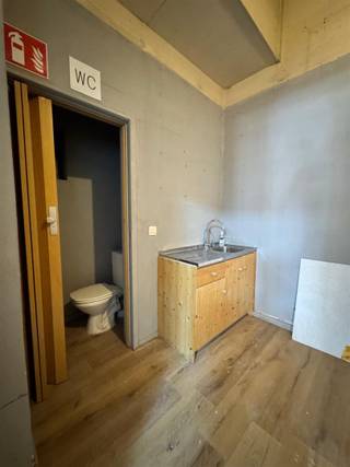 Te huur; commerciëel handelspand gelegen in de Stationsstraat 7 aan de Grote Markt te Sint NiklaasDit pand heeft een oppervlakte van 104 m²Voorzien van toilet en kitchenetteIdeaal voor winkel of kantoorruimte!