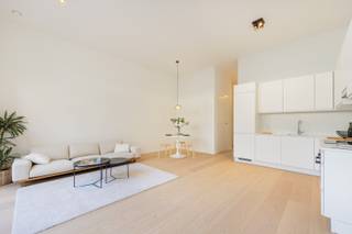 Stijlvol nieuwbouwappartement met één slaapkamer en stadstuin te Antwerpen!<br /><br />In een kleinschalig en modern nieuwbouwproject (bouwjaar 2026) stellen we dit prachtig afgewerkte appartement op de gelijkvloerse verdieping voor, waar comfort, licht en kwaliteit centraal staan.<br /><br />Bij het binnenkomen valt meteen de ruime en lichtrijke leefruimte met hoge plafonds op, afgewerkt met een houten vloer die doorloopt door het volledige appartement. De open keuken is uitgerust met toestellen en sluit mooi aan bij de leefruimte, wat zorgt voor een aangenaam open en eigentijds woongevoel.<br /><br />Dankzij de grote schuiframen geniet je van een overvloed aan natuurlijk licht en heb je rechtstreeks toegang tot de privatieve stadstuin. Deze buitenruimte vormt een echte verlenging van de leefruimte en biedt een rustige plek om te ontspannen. <br /><br />De ruime slaapkamer zorgt voor een aangename rustige slaapomgeving. De badkamer is hedendaags ingericht met een ruime inloopdouche voorzien van regendouchekop en een dubbele lavabo. Daarnaast is er op de gang een apart gastentoilet voorzien.<br /><br />Ten slotte is er nog een privatieve kelderberging mee inbegrepen.<br /><br />Belangrijkste troeven:<br /><br />- EPC (A-label) – energiezuinig<br />- Kleinschalig gebouw met 5 units<br />- Aparte meters voor nutsvoorzieningen<br />- Gemeenschappelijke fietsenberging aanwezig<br /><br />74m² bewoonbare oppervlakte (cfr EPC). Aankoop onder het BTW-stelsel van 21%.<br /><br />Wenst u een bezoek of meer informatie? Dan kan u ons steeds contacteren via info@dvarealestate.be of via 03/297.00.00.