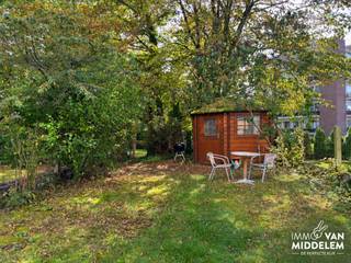 <strong>Immo Van Middelem verkoopt dit RUIM en LICHTRIJK appartement (+/- 92 m²) met 2 slaapkamers, tuin, garage en staanplaats nabij het centrum van Dilbeek.<br /><br /></strong>Het is gelegen op de 1e verdieping van een goed onderhouden gebouw op wandelafstand van winkels, scholen, restaurants en openbaar vervoer. De Brusselse Ring ligt op amper 1,5km.<br /><br />De indeling is als volgt:<br />- inkomhal, living (salon en eetplaats) met toegang tot de tuin, volledig ingerichte keuken met toegang tot het terras, 2 slaapkamers, badkamer en berging.<br />- in de ondergrondse verdieping beschikt u nog over een kelderruimte.<br />- privatieve garage.<br />- directe toegang tot een openbare speeltuin, een extra troef voor gezinnen met kinderen.<br /><br />Inbraakwerende deur.<br />Gemeenschappelijke kosten + Verwarming, warm water (syndicus, onderhoud en schoonmaak gemene delen): +/- 180€/maand.<br />Collectieve CV op gas. EPC: 292 kWh/m².jaar (UC: 3915832).<br />Vrij bij akte.