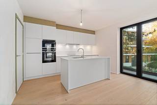 <strong>Tijdelijke lenteactie: profiteer van gratis schilderwerken ter waarde van €10.000 bij aankoop van een appartement in Groenzicht! </strong><br /><br />In het project <strong>Groenzicht </strong>in <strong>Rumbeke</strong> vindt u dit ruim en lichtrijk appartement van 97 m², waar comfort, rust en een praktische indeling samenkomen. Met twee volwaardige slaapkamers is het ideaal voor koppels of kleine gezinnen.<br /><br />De leefruimte met open keuken en keukeneiland is afgewerkt met hoogwaardige materialen en toestellen, en voorzien van een stijlvolle parketvloer die zorgt voor een warme uitstraling.<br /><br />De badkamer is uitgerust met zowel een bad als een douche en beschikt over twee lavabo’s, wat zorgt voor extra comfort.<br />Een grote troef is de prachtig aangelegde en onderhouden parktuin binnen het project, die zorgt voor een uitzonderlijk gevoel van rust en privacy in een groene omgeving.<br /><br />Daarnaast geniet u van een centrale ligging met winkels, bakkers en slagers op korte afstand, waardoor alles binnen handbereik is.<br /><br /><strong>Troeven van dit appartement:</strong>
<ul>
	<li>97 m² bewoonbare oppervlakte</li>
	<li>2 volwaardige slaapkamers</li>
	<li>Badkamer met bad, douche en dubbele lavabo</li>
	<li>Open keuken met keukeneiland en mogelijk om aan te zitten</li>
	<li>Gelegen in een prachtig aangelegde en onderhouden parktuin</li>
	<li>Veel rust, groen en privacy</li>
	<li>Centrale ligging nabij winkels, bakkers en slagers</li>
	<li>Comfortabel en modern appartement in Groenzicht Rumbeke  </li>
</ul>
<strong>Nog niet meteen gevonden wat je zocht? </strong><br />In Groenzicht zijn er nog <strong>enkele laatste appartementen te koop</strong>. Contacteer ons voor meer informatie en plan je bezoek aan het project via www.groenzicht-rumbeke.be<br /><br /><strong>Bezoek het appartement</strong><br />Kom langs op onze opendeurdag op zondag 31 mei tussen 10u en 14u en ontdek het resterende aanbod appartementen. Schrijf je in via www.groenzicht-rumbeke/opendeur 