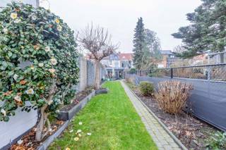 Deze instapklare stadswoning biedt een mooie combinatie van ruimte, comfort en een centrale ligging. Bij het betreden van de woning kom je binnen...