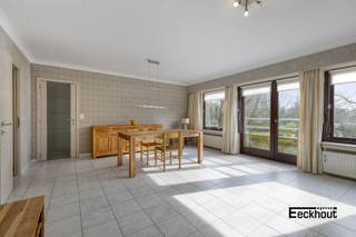Dit lichtrijke appartement met lift, gelegen in het centrum van Oostende en dicht bij de jachthaven, biedt een open en groen zicht. <br />Het appartement beschikt over twee slaapkamers en een badkamer met douche. De woonkamer is zonnig en biedt een aangenaam uitzicht. De keuken is voorzien van alle nodige apparatuur.<br />Dankzij de ligging in het centrum van Oostende zijn winkels, restaurants en openbaar vervoer op wandelafstand bereikbaar. <br />Indeling: inkomhal met vestiaire en afzonderlijk toilet, leefruimte met mooi en ruim zicht, afzonderlijke keuken met terrasje, 2 ruime slaapkamers en badkamer met douche, wc en dubbele lavabo. Er is eveneens een privatieve kelder aanwezig.<br />Het gebouw werd recent aangesloten op het warmtenet van Oostende, wat de verwarmingskosten ten goede komt.<br />Dit appartement is ideaal voor wie op zoek is naar een comfortabele en praktische woonst in een levendige omgeving. Met zijn twee slaapkamers is het ook perfect geschikt voor een klein gezin. Kortom, dit appartement biedt alles wat je nodig hebt voor een aangenaam verblijf in Oostende.