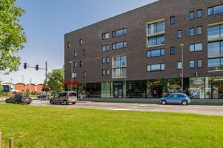 <p><span>Veelzijdig handelspand/kantoor (84 m²) op toplocatie in de moderne wijk Regatta!</span></p><p><span>Bent u op zoek naar de perfecte plek voor uw praktijk, kantoor, winkel of vrije beroep? Dit uitstekend gelegen gelijkvloers pand van ca. 84 m² (cfr. EPC) aan de Blancefloerlaan 303 op Antwerpen-Linkeroever biedt een waaier aan mogelijkheden! Het pand maakt deel uit van een recent gebouw uit 2013 in de jonge, bruisende wijk Regatta. Met een gunstig EPC B-label, uitstekende visibiliteit en een doordachte indeling is dit de ideale uitvalsbasis voor een zorgeloze en succesvolle professionele toekomst.</span></p><p><span> </span></p><p><span>Indeling &amp; Flexibele mogelijkheden</span></p><p><span>Het pand werd voorheen gebruikt als dokterspraktijk en is momenteel ingedeeld in een onthaal/wachtruimte en verschillende afzonderlijke spreek- of werkkamers. Dankzij deze opbouw is het pand meteen instapklaar voor medische en paramedische beroepen, therapeuten, zakelijke dienstverleners of vrije beroepen.</span></p><p><span> </span></p><p><span>Liever een open indeling? De structuur laat zich heel eenvoudig aanpassen naar een ruime open kantoorruimte, een stijlvolle showroom of een moderne winkelruimte. Een apart toilet en de nodige sanitaire voorzieningen zijn uiteraard reeds aanwezig.</span></p><p><span> </span></p><p><span>Bouwjaar &amp; Energiezuinigheid</span></p><p><span>Als onderdeel van een modern project uit 2013 voldoet de ruimte aan hedendaagse bouwnormen. Dankzij de uitstekende isolatie en kwalitatieve materialen geniet u van een gunstig EPC B-label, wat zorgt voor lage energiekosten en een aangenaam werkklimaat doorheen het hele jaar.</span></p><p><span> </span></p><p><span>Absolute toplocatie: De Regatta-wijk</span></p><p><span>Het pand heeft een uitstekende visibiliteit langs de Blancefloerlaan en is optimaal bereikbaar. De wijk Regatta staat bekend om haar dynamische mix van wonen, werken en ontspannen nabij de Galgenweel. De tram stopt vrijwel voor de deur, waardoor u een directe en snelle verbinding heeft met het centrum van Antwerpen. Bovendien zijn de op- en afritten van de Antwerpse Ring en de E17/E34 vlakbij, wat parkeer- en bereikbaarheidsgemak garandeert voor u en uw cliënteel.</span></p><p><span> </span></p><p><span>De highlights op een rij:</span></p><p><span>- Veelzijdig &amp; Polyvalent: Ca. 85 m² geschikt als praktijk, kantoor, winkel of showroom.</span></p><p><span>- Instapklaar ingedeeld: Momenteel onderverdeeld in meerdere nuttige ruimtes (voormalige dokterspraktijk).</span></p><p><span>- Recent &amp; Energiezuinig: Bouwjaar 2013 met een gunstig EPC B-label.</span></p><p><span>- Topvisibiliteit: Gelegen aan de levendige Blancefloerlaan in de wijk Regatta.</span></p><p><span>- Uitmuntende bereikbaarheid: Vlak bij openbaar vervoer (tram naar stadscentrum) en belangrijke invalswegen.</span></p><p><span> </span></p><p><span>Kortom: een unieke en flexibele opportuniteit op een strategische locatie te Antwerpen-Linkeroever. Maak snel een afspraak voor een bezoek en ontdek de mogelijkheden voor uw onderneming!</span></p>