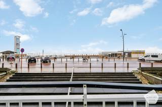 Dit appartement bevindt zich op de <strong>eerste</strong> <strong>verdieping</strong> van een gebouw aan de Zeedijk en is bereikbaar met de <strong>lift</strong>. Het is een <strong>volledig</strong> <strong>te</strong> <strong>renoveren</strong> ruimte, met veel potentieel om het helemaal naar eigen smaak en wensen in te richten. Momenteel beschikt het appartement over <strong>één</strong> <strong>slaapkamer</strong>, maar door de slimme indeling en ruime oppervlakte is er zeker de <strong>mogelijkheid</strong> om een <strong>tweede</strong> <strong>slaapkamer</strong> te creëren. De woning heeft een <strong>open</strong> <strong>indeling</strong> voor de woonkamer en keuken, wat flexibiliteit biedt bij het herinrichten van de ruimte.<br /><br />De grote ramen zorgen voor veel <strong>natuurlijk</strong> <strong>licht</strong> en bieden een <strong>mooi</strong> <strong>uitzicht</strong> over de Zeedijk en het omliggende gebied, wat de locatie extra aantrekkelijk maakt. Met wat renovatie en creatief ontwerp kan dit appartement een gezellige en moderne woning worden. Door de <strong>strategische</strong> <strong>ligging</strong> vlak bij de kustlijn, kun je genieten van alle voordelen die de omgeving te bieden heeft, terwijl je tegelijkertijd het appartement volledig naar wens kunt omtoveren.