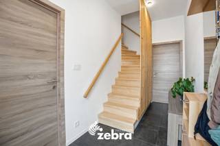 <strong>Het bezoekmoment gaat door op zaterdag 19 september 2026 van 13u tot 14u (enkel op afspraak).</strong><br /><br />Deze verzorgde en gerenoveerde woning is gelegen in een rustige en vlot bereikbare buurt, in de nabijheid van winkels, scholen en openbaar vervoer.<br />Ideaal voor starters of investeerders die op zoek zijn naar een mooi onderhouden woning.<br /><br />Bij het betreden van de woning komt u in de inkomhal, die toegang biedt tot de lichtrijke leefruimte met aansluitend een technische ruimte/berging. Verder bevindt zich op het gelijkvloers de geïnstalleerde keuken. Op het gelijkvloers vindt u eveneens de badkamer is uitgerust met een wastafel en een inloopdouche, daarnaast is er ook een toilet aanwezig.<br /><br />Op de eerste verdieping bevinden zich twee volwaardige slaapkamers. Via een vaste trap bereikt u de tweede verdieping,<br />waar zich een ruime zolderkamer van ca. 20 m² bevindt, die tal van mogelijkheden biedt.<br /><br />Buiten beschikt de woning over een stadskoer.<br /><br />De woning heeft een EPC-label C, conforme elektriciteit en is asbestveilig. Verder is de woning voorzien van centrale verwarming op aardgas en rolluiken op de eerste verdieping.<br /><br /><strong>Ook wild geworden van deze thuis?<br />Twijfel niet langer en leg vandaag nog uw bezoek vast!</strong>