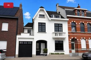 Op een absolute topligging, vlak bij het station van Waregem en op wandelafstand van winkels, scholen, horecazaken en alle dagelijkse voorzieningen, bevindt zich deze prachtige interbellumwoning. De authentieke gevel, de stijlvolle architectuur en de charmante elementen uit deze bouwperiode geven de woning een unieke uitstraling, terwijl hedendaags comfort zorgt voor een aangename woonbeleving.<br /><br />Achter de karaktervolle gevel schuilt een verrassend ruime gezinswoning waar authenticiteit en comfort harmonieus samengaan. De gezellige orangerie vormt het hart van de woning en sluit naadloos aan op deze sfeervolle woning. Deze aangename ruimte, uitgerust met een gezellige houtkachel, nodigt uit om het hele jaar door te genieten van het uitzicht op de prachtige stadstuin. Een plek waar binnen en buiten moeiteloos in elkaar overvloeien.<br /><br />De woning beschikt over een praktische bureau, ideaal voor thuiswerk of als hobbyruimte, vier volwaardige slaapkamers en twee badkamers, waarvan één recent werd vernieuwd. Zo biedt deze woning alle ruimte en comfort voor een gezin dat op zoek is naar een warme thuis.<br /><br />Ook praktisch scoort deze woning bijzonder hoog dankzij de inpandige garage, een kelder en verschillende bergingen die zorgen voor meer dan voldoende opbergruimte.<br /><br />Boulezlaan 32 is de ideale thuis voor wie houdt van karakter, ruimte en een uitstekende bereikbaarheid. Dankzij de uitzonderlijke ligging aan het station van Waregem bevinden treinverbindingen, het stadscentrum en alle voorzieningen zich letterlijk binnen handbereik.<br /><br />Troeven op een rij<br />*Authentieke interbellumwoning<br />*Topligging aan het station van Waregem<br />*Op wandelafstand van winkels, scholen, horeca en het stadscentrum<br />*4 ruime slaapkamers<br />*2 badkamers<br />*Gezellige leefruimte<br />*Praktische bureau<br />*Sfeervolle orangerie met houtkachel<br />*Prachtige stadstuin<br />*Inpandige garage<br />*Ideale gezinswoning met een unieke combinatie van karakter, ruimte en bereikbaarheid<br /><br />Interesse? Laat deze unieke kans niet voorbijgaan!<br />Contacteer Tom Wielfaert via tom@immoroba.be