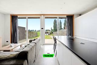 In Roesbrugge bevindt zich deze toffe woning te koop. Deze woning werd gerenoveerd, er dient nog wat kleine afwerkingen te gebeuren maar de grootste ingrepen werden hier vakkundig uitgevoerd! De totale oppervlakte bedraagt 1287m², de bewoonbare oppervlakte bedraagt 150m². Grote pluspunten aan deze woning is de ruime zuidwestelijk gerichte tuin, 2de toegang langs de voorgevel en de 3 slaapkamers! <br /><br />Indeling: <br /><br />Op het gelijkvloerse verdiep heb je een ruime inkomhal met gastentoilet, lichtrijke open keuken (voorzien van ontbijtkast, siemens toestellen) met woonkamer, deze biedt zicht op de tuin. Tot slot heb je de praktische berging (met aparte ingang ). <br /><br />Op het 1e verdiep heb je een nachthal met 3 slaapkamers en een badkamer (dubbele wastafel, toilet en inloopdouche). <br /><br />Ook is er nog een zolder aanwezig. <br /><br />Buiten heb je een aangenaam terras, tuinhuis en langs achter liggen de zonnepanelen. <br /><br />Technische kenmerken:<br /><br />- Overal dubbele beglazing<br /><br />- Verwarming dmv pelletkachel maar de vloerverwarming ligt er al, enkel dient de warmtepomp nog aangesloten te worden. <br /><br />- Asbestveilig<br /><br />- EPC: label C<br /><br />- Zonnepanelen aanwezig<br /><br />- Elektriciteit is conform<br /><br />Benieuwd naar deze aangename woonst? Contacteer Manon (0475/21 56 22) voor een bezoek ter plaatse!<br /><br />