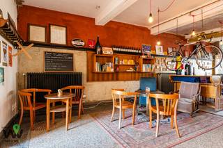 Handelspand met karaktervolle gevel te koop in het centrum van Kaprijke. Momenteel is het pand ingericht als horecazaak, maar het is veelzijdig en...