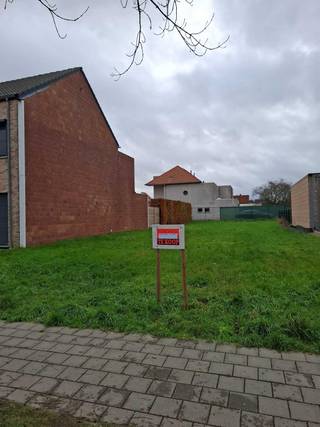 Bouwgrond HOB 469m², met een straatbreedte van 12m. De tuin is zuidelijk gerichtDe bouwgrond is gelegen in een rustige straat, 500m van het station...