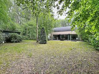 Vous recherchez un endroit pour vous détendre complètement ? Près de la magnifique forêt de Drongengoed à Ursel, vous trouverez cette charmante maison de vacances. Grâce à son emplacement au milieu de la verdure et du jardin naturel, c'est l'endroit idéal pour respirer à nouveau et profiter du chant des oiseaux.MISE EN PAGE : - Espace de vie lumineux avec une belle vue sur le jardin- Cuisine ouverte- Toilettes séparées- Chambre - Salle de bain avec baignoire, douche et lavaboAVANTAGES :- Commerces et centre du village d'Ursel à quelques minutes- Emplacement idéal : au centre de Bruges et Gand - Près de la côte - Intimité et oasis de paix - Paradis des loisirs CPE : 425 kWh/m²CPE : 425.0 kWh/m²Ce bien est soumis à l'obligation de rénovation imposée par le gouvernement flamand pour les bâtiments résidentiels (sauf en cas de démolition dans les 5 ans suivant l'achat). Pour plus d'informations, veuillez consulter le site web de l'Agence flamande de l'Énergie et du Climat via https://www.vlaanderen.be/een-woning-kopen/renovatieverplichting-voor-residentiele-gebouwenRegistre des mesures: non
