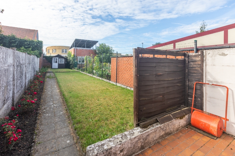 Te renoveren, centraal gelegen woning met 2 slaapkamers (4 mogelijk), tuin en oprit. - foto 5