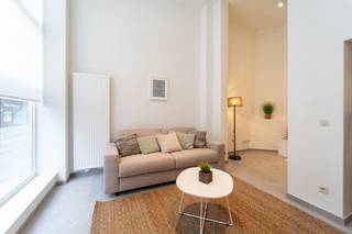 <p>In hartje Antwerpen vinden we deze charmante gesloten bebouwing, oorspronkelijk opgericht rond 1900 en in 2024 volledig gerenoveerd.<br /><br />Momenteel wordt het pand succesvol verhuurd via Airbnb, met een bewezen opbrengst van ca. €1.550 netto per maand, wat dit een uitstekende investeringsopportuniteit maakt voor wie op zoek is naar een rendabele en zorgeloze opbrengsteigendom. De centrale ligging in de bruisende binnenstad maakt ze bovendien uitermate geschikt voor Airbnb.<br /><br /><span><strong>INDELING</strong></span>:<br /><br />Via de inkom kom je meteen terecht in de gezellige leefruimte met zithoek en trap naar de bovenliggende verdiepingen.<br /><br />Op de eerste verdieping is er een lichtrijke open keuken met eetruimte, ideaal voor wie houdt van koken en gezellig tafelen, alsook een apart gastentoilet.<br /><br />De tweede verdieping telt twee volwaardige slaapkamers, terwijl de derde verdieping ruimte biedt aan een derde slaapkamer aan de voorzijde en een moderne badkamer met inloopdouche en wastafel aan de achterzijde.<br /><br />De kelder is droog, volledig op stahoogte en verdeeld in twee compartimenten, waar zich onder meer de meters van de nutsvoorzieningen, de cv-installatie en de rioleringsaansluiting bevinden.<br /><br /><span><strong>BIJZONDERHEDEN</strong></span>:<br /><br />- Ideaal als Airbnb/investering<br />- Volledige renovatie in 2024<br />- Netto rendement ca. 4%<br />- Op wandelafstand van winkels, supermarkten, scholen en openbaar vervoer<br />- Nabij gezellige cafés, restaurants en culturele hotspots<br />- Gelegen in de oude stadskern, tussen de Scheldekaaien en de Leien</p>