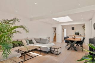 <p><strong>Gezinswoning met tuin en zij-ingang in het centrum van Kalmthout</strong></p>
<p>Welkom in deze <strong>charmante gezinswoning</strong>, ideaal gelegen in het <strong>centrum van Kalmthout</strong>, op <strong>wandelafstand van het treinstation, de markt, winkels en scholen</strong>. Dankzij deze <strong>uitstekende ligging</strong> geniet u van alle voorzieningen binnen handbereik, terwijl u toch kan thuiskomen in een <strong>rustige en aangename woonomgeving</strong>.</p>
<p><strong>Gelijkvloers:<br /></strong>- een <strong>inkomhal met praktische ingemaakte kasten<br /></strong>- een <strong>apart gastentoilet met handwasser<br /></strong>- een <strong>bureauruimte met ingemaakte kasten</strong>, ideaal als thuiswerkplek<br />- een <strong>ruime en lichtrijke leefruimte</strong> met open indeling tussen zit- en eetplaats<br />- grote raampartijen en een <strong>lichtkoepel</strong> die zorgen voor een <strong>aangename lichtinval<br /></strong>- rechtstreekse toegang tot het <strong>terras en de tuin<br /></strong>- een <strong>moderne open keuken met kookeiland</strong>, uitgerust met: inductiekookplaat, oven, vaatwasser, koelkast, diepvries en voldoende kastruimte<br />- een <strong>praktische kelder</strong>, ideaal als extra opslagruimte</p>
<p><strong>Eerste verdieping:<br /></strong>- een <strong>moderne badkamer</strong> met inloopdouche, lavabo met meubel en spiegel, natuurlijk licht via raam<br />- een <strong>slaapkamer<br /></strong>- een <strong>extra kamer</strong>, perfect als dressing, bureau of extra slaapkamer</p>
<p><strong>Tweede verdieping:<br /></strong>- een <strong>ruime master bedroom</strong> met dakraam en veel natuurlijk licht<br />- een <strong>open dressingruimte<br /></strong>- een <strong>extra douche en lavabo</strong>, ideaal als comfortabele ouderverdieping</p>
<p><strong>Buitenruimte:<br /></strong>- een <strong>verzorgde tuin met terras</strong>, waar u in alle rust kan genieten<br />- voorzien van <strong>water- en elektriciteitsaansluitingen<br /></strong>- een <strong>praktische zij-ingang</strong>, ideaal voor fietsen, tuinmateriaal of directe toegang tot de tuin</p>
<p><strong>Bijzonderheden:<br /></strong>-<strong> centrale ligging</strong> in het centrum van Kalmthout<br />- <strong>alles op wandelafstand</strong> (trein, winkels, scholen, markt)<br />- <strong>lichtrijke leefruimte</strong> met lichtkoepel<br />- <strong>moderne keuken</strong> met kookeiland<br />-<strong> 3 slaapkamers</strong> met dressingmogelijkheden<br />- <strong>extra douche</strong> op de tweede verdieping<br />-<strong> praktische kelder<br /></strong>-<strong> aangename tuin met terras<br /></strong>-<strong> handige zij-ingang</strong> langs de woning<br />- <strong>water en elektriciteit</strong> voorzien buiten</p>
<p>Deze woning combineert <strong>ruimte, licht en functionaliteit</strong> met een <strong>topligging</strong>, en vormt zo de <strong>ideale thuisbasis voor gezinnen of koppels</strong> die comfortabel willen wonen in het hart van Kalmthout.</p>
<p></p>