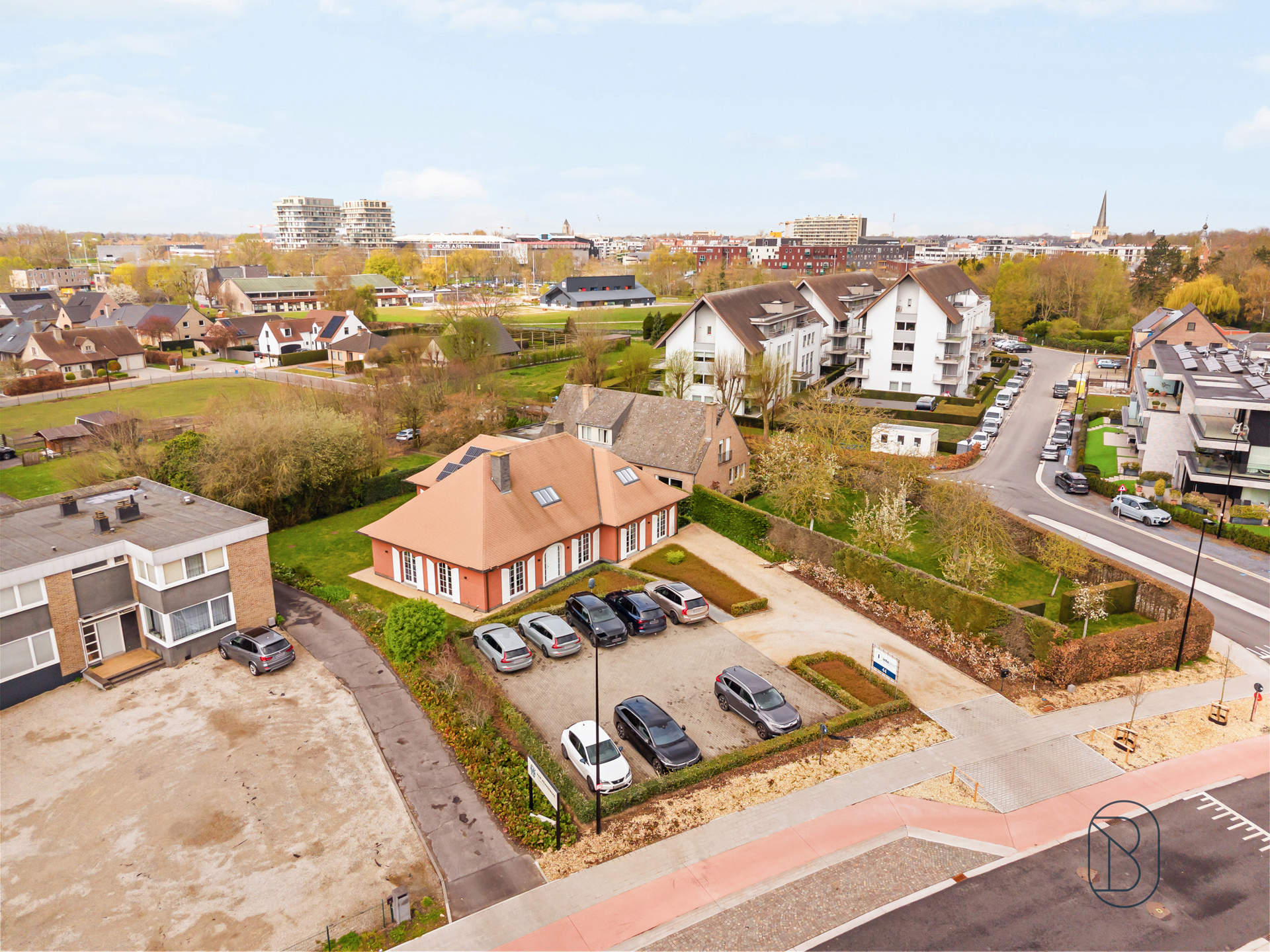 Kantoorgebouw/praktijk met parking op toplocatie in Waregem  - foto 2