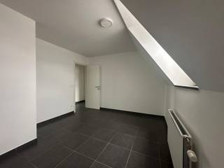 <p>Inschrijven kan via volgende link: https://shorturl.at/d2Nyw</p><p></p><p>Dit centraal gelegen appartement in residentie "Bruulpark" beschikt over <strong>twee slaapkamers</strong> en geniet van een uitstekende ligging. De oprit van de E40 bevindt zich op slechts 5 minuten rijden en zowel het station als het centrum van Haaltert liggen op wandelafstand (ca. 5 minuten).</p><p></p><p>Het appartement is gelegen op de tweede verdieping en omvat een ruime inkomhal, een apart gastentoilet, <strong>een lichtrijke woonkamer</strong>, <strong>een volledig ingerichte open keuken</strong>, een praktische berging, <strong>twee slaapkamers</strong> en een badkamer uitgerust met een douche, ligbad en wastafel.</p><p></p><p>Verder is er ook <strong>een staanplaats</strong> inbregrepen.</p><p></p><p>Dankzij de gunstige ligging en de doordachte indeling biedt dit appartement een aangename woonomgeving met alle voorzieningen binnen handbereik.</p><p></p><p>Huurprijs van het appartement bedraagt <strong>€ 800 + € 30</strong> gemeenschappelijke kosten.</p>