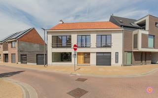 In het landelijke Sint-Amands vinden we deze ruime woning terug, gelegen op een uitstekende locatie: op wandelafstand van de Schelde en in de nabijheid van scholen, winkels en openbaar vervoer.<br /><br />We komen binnen via een inkomhal die toegang geeft tot een gezellige zithoek met open haard. Aansluitend treffen we de eetkamer met een mooi zicht op het terras en de aangelegde tuin. Vervolgens betreden we de lichtrijke, volledig geïnstalleerde keuken.<br />Verder bevindt zich op het gelijkvloers nog een gastentoilet en een praktische berging voor was en droog, diepvries en opbergkasten.<br /><br />Via de trap bereiken we de eerste verdieping waar zich vier slaapkamers en twee badkamers bevinden, ideaal voor een groot gezin. Als extra troef heb je een mooi terras dat je kan betreden via de slaapkamer. Ideaal om te genieten van de rust.<br /><br />Er is tevens een grote zolder die dienst kan doen als opbergruimte, maar met mogelijkheid tot het bijmaken van extra kamers.<br /><br />Verder is er een ruime garage aanwezig die voldoende plaats biedt voor fietsen en één auto.<br />In de tuin vind je tevens een pergola en overdekt terras. Ideaal om te genieten van een lekker aperitiefje, weer of geen weer.<br /><br />De woning werd in 2026 grondig gerenoveerd. Dak, ramen, verwarming werden volledig vernieuwd. <br /><br />Er is tevens mogelijkheid tot aankoop van een naastgelegen bouwgrond gesloten bebouwing.<br /><br />Heb je interesse in deze instapklare woning vlakbij de Schelde?<br />Neem gerust contact op via erik@julimmo.be of 0496 59 39 80.