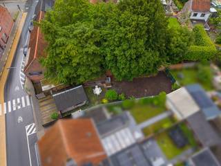 Op zoek naar een bouwgrond waarop u uw plannen op eigen tempo kan realiseren? Deze bouwgrond in de Leiestraat te Kuurne heeft een oppervlakte van 323 m² en biedt interessante mogelijkheden zonder bouwverplichting. Daardoor vrij te bouwen wanneer het voor u het juiste moment is.<br /><br />Op het perceel bevinden zich momenteel een carport (hoogte van circa 2,30 m) en een dubbele garage (hoogte van circa 1,85 m). Hier is elektriciteit aanwezig. Deze kunnen onmiddellijk dienst doen voor eigen gebruik, bijvoorbeeld voor het stallen van voertuigen, opslag of hobbyruimte. Wie niet meteen bouwplannen heeft, kan bovendien overwegen om deze ruimtes tijdelijk te verhuren in afwachting van toekomstige bouwplannen.<br /><br />Het perceel is gelegen in woongebied, geen verkaveling &amp; BPA/RUP van toepassing. Indicatief kan rekening worden gehouden met de principes van de goede ruimtelijke ordening:<br />•halfopen bebouwing met min. 3 m vrije zijstrook<br />•bouwdiepte gelijkvloers max. 15 m<br />•bouwdiepte verdieping max. 12 m<br />•gabarit en kroonlijsthoogte dienen aan te sluiten bij het aanpalende gebouw<br />•maximale terreinbezetting van 50%<br />•vloerpas van de woning minimaal 40 cm boven het maaiveld<br /><br /><br />Waarom dit perceel overwegen?<br /><br />✔ Geen bouwverplichting<br />✔ Perceel van 323 m²<br />✔ Carport en dubbele garage aanwezig<br />✔ Mogelijkheid tot tijdelijk eigen gebruik of verhuur<br />✔ Gelegen in woongebied<br />✔ Potentieel voor halfopen bebouwing<br />✔ Interessante ligging in Kuurne<br /><br />Interesse, bel 0471 69 44 30<br />Attesten &amp; documenten: www.nestr.be