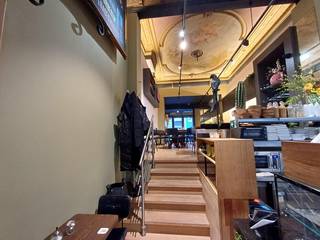 De stijlvolle horecazaak "Bar Theo" biedt sinds kort een pop-uplocatie aan in deze horecazaak. Bar Theo is een gevestigde Antwerpse waarde en is ideaal gelegen in het beste deel van de gekende winkelstraat Nationalestraat. De winkel is omgeven door tal van andere zaken waaronder "Sissy Boy", "Closed", "Dries Van Noten", "American Vintage" en is gelegen tegenover het Mode Museum.<br /><br />De beschikbare ruimte is instapklaar en heeft een oppervlakte van +/- 45 m². Ook sanitair is aanwezig. Het betreft een all-in prijs, waardoor er geen extra maandelijkse kosten zijn. De ruimte is beschikbaar tot 01/09/2026. <br />Makelaarscommissie ten laste van de huurder.<br /><br />Meer info, binnenkijken of een bezoek? Wees er snel bij!