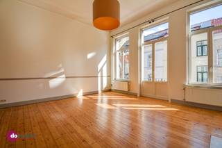 Charmant & karaktervol appartement met één slaapkamer in Elsene Je komt het appartement binnen in de ruime woonkamer met authentieke elementen & veel...