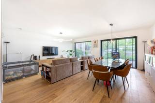 <p>Ruim &amp; modern gelijkvloers appartement in Steendorp<br />Dit recent gebouwd appartement (2021) bevindt zich in de Gelaagstraat te Steendorp, een rustige woonwijk met vlotte verbindingen naar nabijgelegen steden en openbaar vervoer op wandelafstand. De combinatie van rust en bereikbaarheid maakt het ideaal voor zowel eigen bewoning als investering.<br /><br />Het appartement is gelegen op de gelijkvloers verdieping van het energiezuinige gebouw (EPC A, ventilatiesysteem D) en biedt 109m² woonoppervlakte. Bij binnenkomst word je verwelkomd in een ruime inkomhal met gastentoilet. De lichtrijke leefruimte met open, volledig uitgeruste keuken geniet van grote raampartijen die toegang geven tot het terras van 13m² - perfect om te genieten van de buitenlucht.<br /><br />Verder beschikt het appartement over twee ruime slaapkamers, een moderne badkamer met inloopdouche en dubbel lavabomeubel, en een praktische berging met aansluiting voor een wasmachine.<br /><br />Wat maakt dit appartement uniek?<br />- EPC A - energiezuinig wonen<br />- Ruim terras van 13m²<br />- 2 volwaardige slaapkamers<br />- Ondergrondse parkeerplaats<br />- Rustige, maar centrale ligging met goede bereikbaarheid<br /><br />Beide parkeerplaatsen extra aan te kopen voor €43.000.<br /><br />Het appartement is vrij bij akte.<br />Interesse? Neem contact met ons op voor een bezichtiging!</p>