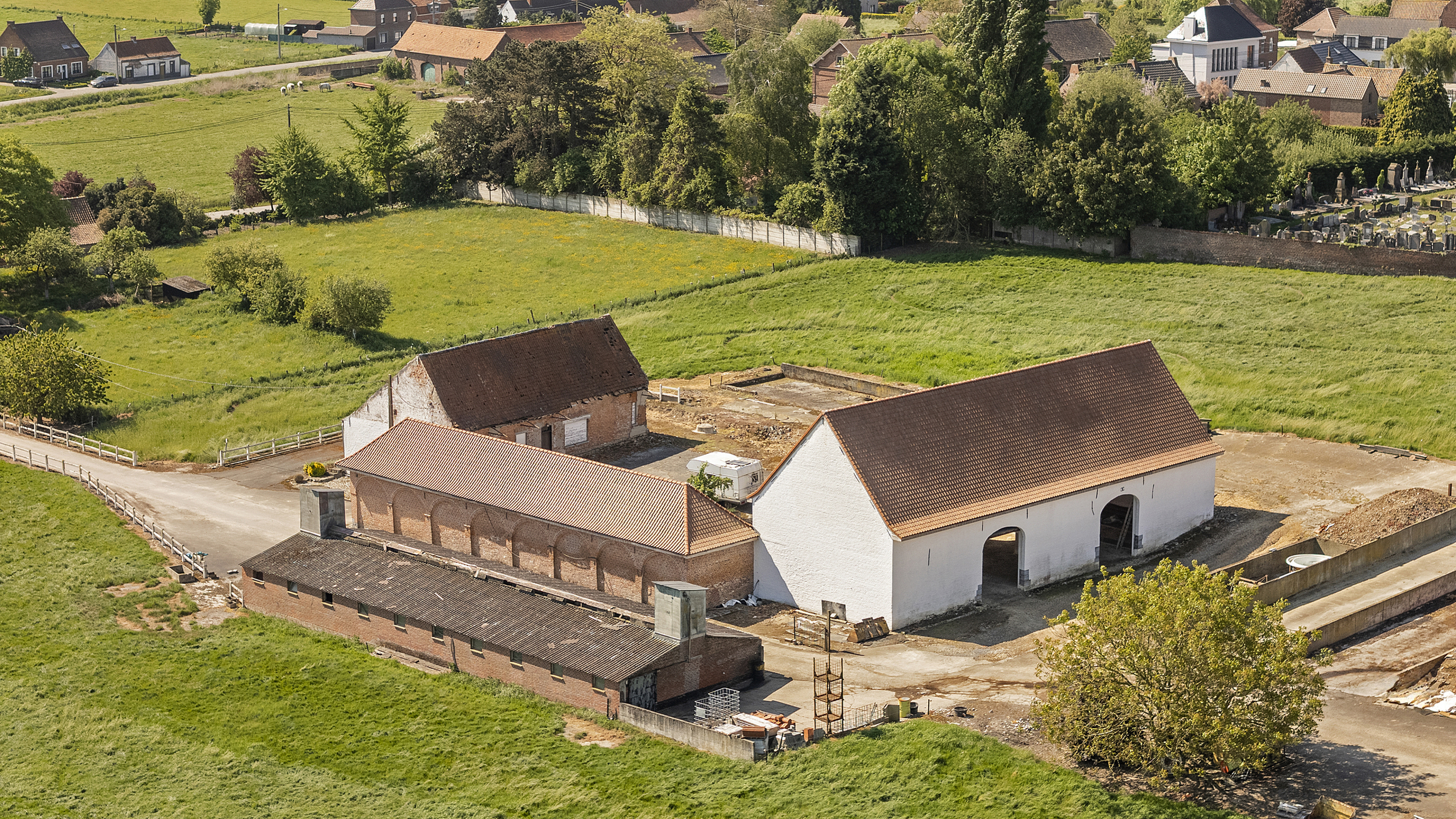 Authentieke vierkantshoeve op 8.064 m², ENORM VEEL POTENTIEEL! - foto 3