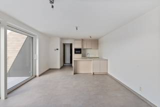 Dit uitzonderlijk ruime duplexappartement maakt deel uit van Sailors’ Park, Villa Linnet, een hoogwaardig nieuwbouwproject tussen Nieuwpoort-Bad en Nieuwpoort-Stad.<br />Met 116,31m² bewoonbare oppervlakte, maar liefst 29,19 m² terrassen en een aangename zuidwestelijke oriëntatie biedt dit appartement een bijzonder comfortabele woonbeleving aan de kust.<br /><br />Op de derde verdieping beschikt het appartement over een ruime inkomhal met afzonderlijk toilet en berging, een slaapkamer met eigen badkamer en terras en een open, volledig ingerichte keuken die aansluit op de ruime leefruimte.<br />Vanuit de leefruimte is er directe toegang tot het eerste terras.<br />De bovenverdieping omvat een nachthal, twee bijkomende slaapkamers, een tweede badkamer, afzonderlijk toilet en een tweede zuidgericht terras.<br /><br />Als bewoner geniet u van een uitgebreide gemeenschappelijke recreatiezone met onder meer een verwarmd buitenzwembad, plonsbad, petanque- en volleybalvelden.<br />Daarnaast zijn er een gemeenschappelijk wassalon, sanitaire voorzieningen en fietsenberging.<br /><br />Het ondergrondse complex beschikt over garageboxen, autostaanplaatsen en kelderbergingen.<br />Zonnepanelen voorzien de gemeenschappelijke delen van energie.<br /><br />Een unieke combinatie van ruimte, buitenleven en resortgevoel aan de Belgische kust.<br /><br />Registratierechten (12%) op de grondwaarde<br />BTW (6% of 21%)<br />Interesse? Contacteer ons vrijblijvend voor meer informatie of een bezoek.
