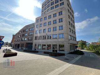 Dit nieuwbouwproject 'Keizerpoort' te Ledeberg is gelegen op een uitmuntende locatie, langsheen de stadsring en heeft bij gevolg een zeer vlotte verbinding naar de R4, E40 en de E17. <br /><br />Deze 'open space' kantoren met een totale oppervlakte van 257 m² bevinden zich op de vierde verdieping en is opgevat als een open ruimte met veel natuurlijke lichtinval dankzij de grote raampartijen. Deze bieden uitzicht op de groene zone naast het gebouw, wat zorgt voor een aangename werkomgeving. Bij de kantoren horen 9 ondergrondse parkeerplaatsen, elk voorzien van een laadpunt voor elektrische voertuigen. Aanwezigheid van fietsenstalling.<br /><br />Bent u op zoek naar kantoren te Gent? Contacteer PANORAMA B2B GENT KANTOREN voor meer informatie, gedetailleerde informatie of een vrijblijvend plaatsbezoek op het nummer 0477 44 39 30.