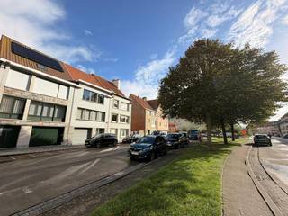 Bent u op zoek naar het perfecte perceel voor uw beletage woning of een kleinschalig appartementsgebouw? Dit uitstekend gelegen perceel grond met een oppervlakte van 181 m² gelegen in de Albrecht Rodenbachstraat 8 biedt de ideale afmetingen voor diverse bouwprojecten op een uiterst gegeerde locatie te Blankenberge.<br /><br />BPA Westkwartier<br />Bouwvoorschriften onderhevig aan het RUP 5/3 Fabiolaziekenhuis - Eric Jameslaan<br /><br />Volgende bouwvoorschriften zijn van toepassing:<br />-  max. 3 bouwlagen + hellend dak<br />- max. bouwdiepte gelijkvloers: 15m<br />- max. bouwdiepte verdieping: 12m<br />- meergezinswoning toegelaten<br /><br />(volledige voorschriften kunnen gedownload worden via dewaele.com)<br /><br />Troeven van de ligging<br />Groen straatbeeld: Gelegen in een brede, dubbele rustige laan met een groene middenberm. Dit garandeert veel natuurlijke lichtinval, privacy en een aangename residentiële uitstraling.<br /><br />Rustig én centraal: Geniet van de rust van een fijne woonbuurt, met alle voorzieningen vlakbij. Winkels, scholen, het openbaar vervoer, het centrum én het strand bevinden zich op korte wandelafstand.<br /><br />Vlotte bereikbaarheid: Snelle verbindingen via de belangrijkste uitvalswegen richting Brugge en omliggende kustgemeenten.<br /><br />Bent u op zoek naar grond te koop in Blankenberge? Aarzel niet om ons te contacteren voor verdere toelichting.<br /><br /><br />Bestuursmaatregelen in het maatregelenregister: in aanvraag