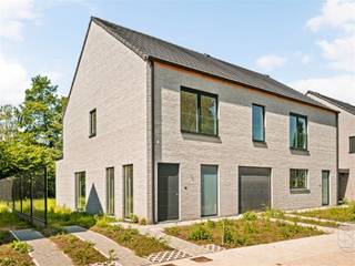 Nieuwbouwwoningen in Menen op rustige en vlot bereikbare liggingOntdek deze moderne nieuwbouwwoningen in de Charles Cappellestraat in Menen. U woont er in een rustige buurt, vlak bij winkels, scholen en belangrijke invalswegen richting Kortrijk, Ieper en Gent.De woningen combineren hedendaagse architectuur met comfort en energiezuinigheid. Ze beschikken over een lichtrijke leefruimte, open keuken, 3 slaapkamers, moderne badkamer en extra bergruimte of zolder. Afhankelijk van het type geniet u bovendien van een garage of carport.Dankzij zonnepanelen en een kwalitatieve afwerking woont u duurzaam én comfortabel.Ideaal voor wie op zoek is naar een stijlvolle, energiezuinige woning op een centrale locatie.Een bezoek gewenst? Neem dan contact op met Emiel via: emiel@immobeguin.be