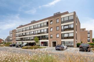 <span><span>Gelegen op het gelijkvloers van <strong>residentie ‘Noord Uyt’</strong>, gelegen langs de Grauwe Broedersstraat in het centrum van Diksmuide, vinden we deze <strong>veelzijdige en commerciële ruimte </strong>met een <strong>bruikbare vloeroppervlakte van 116 m²</strong>.<br />Dankzij de centrale ligging, de ruime indeling en de verschillende afzonderlijke ruimtes biedt dit pand tal van mogelijkheden voor de <strong>uitbating van een winkel, handelszaak, praktijk, vrij beroep of een andere commerciële of dienstverlenende activiteit</strong>. Het pand is momenteel ingericht als kapsalon en beschikt over een mooie etalageruimte met goede zichtbaarheid.<br /><br /><strong><u>Indeling:</u></strong> inkom met balie en etalageruimte, aansluitende handels- of praktijkruimte vooraan, tweede handels- of praktijkruimte achteraan, berging, apart toilet, vestiaire, keukenruimte, bureel/bergruimte en hal met achterdeur.<br /><br />Als bijkomende troef beschikt u over de mogelijkheid om garagebox nr. 2 aan te kopen (prijs op aanvraag). Deze garagebox situeert zich op verdieping -1.<br /><br /><u>Enkele troeven:</u><br />• Bruikbare vloeroppervlakte van 116 m²;<br />• <strong>Energielabel C</strong>;<br />• Centrale verwarming op aardgas;<br />• In goede staat van onderhoud;<br />• <strong>Garagebox nr. 2 optioneel mee aan te kopen</strong>;<br />• Centrale ligging in het centrum van Diksmuide.<br /><br />Bent u op zoek naar een commerciële ruimte in regio Diksmuide? Dan is dit pand zeker uw bezoek waard! Bel Diksimmo op het nummer <strong>051 50 11 51</strong> of mail naar diksmuide@diksimmo.be.</span></span>