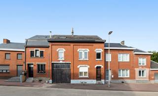 <u><strong>TROEVEN:</strong></u><br />- Gunstige ligging<br />- Inpandige garage<br />- Kangoeroewonen mogelijk<br /><br />Ben je op zoek naar een renovatiewoning waar je je eigen stempel op kan drukken? Dan biedt deze woning in Montenaken met haar 208m² aan bewoonbare oppervlakte op een perceel van 5a93ca veel mogelijkheden.<br /><br />Het perceel is toegankelijk via de inkomhal van de woning alsook via de garage. De woning is voorzien van een ruime leefruimte met authentieke tegels, een ruimte waar een keuken geplaatst kan worden, een wasplaats en een badkamer.<br /><br />De eerste en tweede verdiepingen zijn opgesplitst. Een helft is te bereiken via de trap in de inkomhal. Aan deze kant van de woning treft men twee slaapkamers, een kleinere kamer en een ruime zolderruimte.<br />De tweede helft van de woning is te bereiken via de trap in de garage. Hier kan men nog een leefruimte met keuken terugvinden, een badkamer en een slaapkamer. Dankzij deze indeling leent het pand zich perfect als kangoeroewoning, waarbij meerdere generaties comfortabel onder één dak kunnen wonen en toch hun privacy behouden.<br /><br />Tot slot is de woning nog voorzien van een volledig omheinde tuin, ideaal om tot rust te komen.<br /><br />Dankzij de centrale ligging in Montenaken, met vlotte verbinding naar Sint-Truiden, Gingelom en omliggende gemeenten is deze ruime woning met potentieel voor een volledig nieuw interieur ideaal voor investeerders, doe-het-zelvers of gezinnen die op zoek zijn naar een project waar ze hun eigen woonideeën kunnen realiseren. Ter inspiratie vind je bij de foto's alvast enkele renders.<br /><br /><u><strong>CONTACT:</strong></u><br />Zie jij eveneens al het potentieel van deze polyvalente woning?<br />Contacteer mij voor meer info of een vrijblijvende bezichtiging via 0475/47.44.50.<br /><br /><em>De vermelde oppervlaktes zijn slechts indicatief. Katrien Wouters - creating IMMOtions kan niet verantwoordelijk gesteld worden voor de juistheid van de aan haar verstrekte gegevens.  </em>