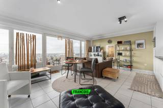 Ontdek deze recent gerenoveerde studio met een adembenemend panoramisch uitzicht over Blankenberge en het hinterland. De studio werd met zorg vernieuwd en biedt een stijlvolle, instapklare leefruimte die comfort en licht combineert.<br /><br />De volledig uitgeruste keuken beschikt over alle nodige toestellen en biedt optimaal gebruiksgemak. Bovendien is er een praktische inbouwkast met bedden, uitgerust met automatische elektrische bediening, waardoor de ruimte optimaal benut wordt en u in een handomdraai van leefruimte naar slaapgedeelte schakelt. De badkamer is voorzien van een ligbad en er is tevens een apart gastentoilet aanwezig.<br /><br />De verwarming gebeurt via een centrale verwarming op aardgas en heeft een EPC-score C. Het appartement is momenteel verhuurd, wat het eveneens interessant maakt als investering met onmiddellijk rendement.<br /><br />Deze studio is ideaal als tweede verblijf aan zee, investering of compacte woonst op een toplocatie.<br /><br />