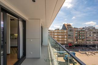 Dans un emplacement de premier choix à Knokke, sur le très prisé Van Bunnenplein, se trouve cet appartement meublé au quatrième étage. Grâce à sa situation centrale, vous bénéficierez d'une accessibilité aisée, à seulement quelques pas de la digue, de la plage, des commerces et des nombreux restaurants qui font de Knokke une destination si attrayante.<br /><br />Le salon lumineux donne sur une agréable terrasse ensoleillée où vous pourrez profiter du soleil de l'après-midi et d'une vue latérale sur la mer. La cuisine semi-ouverte et équipée s'intègre parfaitement à l'espace de vie et offre tout le confort de base. En outre, l'appartement dispose d'un débarras pratique avec raccordement pour une machine à laver, d'une salle de bains et de deux chambres à coucher complètes, dont une avec un lit double et une avec deux lits simples.<br /><br />Bien que l'intérieur ait aujourd'hui un charme vintage, l'emplacement exceptionnel est sans aucun doute le plus grand atout de cet appartement. Une opportunité intéressante pour ceux qui recherchent un séjour en bord de mer avec un emplacement exceptionnel, beaucoup de lumière naturelle et une terrasse ensoleillée au cœur de Knokke.