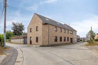 Ontdek deze uitzonderlijk ruime en veelzijdige woning, gelegen in de Tuitenbergstraat 72 te Eizeringen. De woning werd gebouwd in 2010, beschikt over een gunstig EPC-label B en valt meteen op door haar royale volumes en bijzonder ruime slaapkamers.<br /><br />De woning biedt maar liefst 4 zeer ruime slaapkamers, 3 badkamers, 2 keukens en 2 afzonderlijke leefruimtes. Dankzij deze uitzonderlijke indeling zijn er tal van mogelijkheden en is de woning uitermate geschikt voor een groot of nieuw samengesteld gezin, kangoeroewonen. <br /><br />Ook op het vlak van bergruimte en praktische voorzieningen heeft deze woning heel wat te bieden. Er is een kelder, een ruime garage en een afzonderlijke motorgarage. Daarnaast beschikt het pand over een bijgebouw met sanitaire voorzieningen en veel extra opbergruimte, ideaal voor hobby, werk, opslag of een andere invulling.<br /><br />Buiten geniet u van een tuin van ca. 200 m², die voldoende ruimte biedt om gezellig te ontspannen of met het gezin van het buitenleven te genieten.<br /><br />Een bijzondere eigendom voor wie op zoek is naar veel woonruimte, grote kamers en maximale flexibiliteit. De combinatie van vier slaapkamers, drie badkamers, twee leefruimtes, twee keukens, ruime bergmogelijkheden en verschillende bijgebouwen maakt van deze woning een aanbod dat u maar zelden tegenkomt.<br /><br />De uitzonderlijke ruimte en mogelijkheden van deze woning laten zich het best ontdekken tijdens een bezoek.<br /><br />Meer informatie of een bezoek inplannen? Contacteer ons via laura@immoaccenta.be of via 053 41 57 92. We helpen u graag verder.