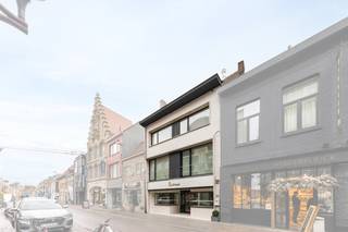 Gelegen in de bruisende en commerciële Ooststraat te Veurne bieden we een goed onderhouden handelspand met duurzame woonst aan, inclusief een...