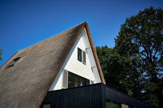 Op een uiterst gunstige locatie, werd deze charmante villa met rieten dak herbouwd op en perceel van ca. 1.026m².<br />Dit eigendom werd volgens de regels van de kunst gerenoveerd en is daardoor een 100% instapklare villa.<br /><br />Indeling gelijkvloers: gezellige entree met afdakje, hall met ingemaakte vestiairekast en moderne handenwasser, gastentoilet, leefruimte met ruim zitgedeelte en veel lichtinval dankzij de mooie raampartijen, aparte eethoek in de tuinkamer met eveneens grote raampartijen, volledig geïnstalleerde keuken, en een huisbureel of studie of extra speelkamer, ruime berging met aansluitingen voor was en droogautomaat, ruime garage voor 1 wagen.<br />Indeling eerste verdieping: overloop met de ouderslaapkamer en aanpalende mooie douchekamer met toilet en dubbele wastafel in een strak meubel en luxe inloopdouche,<br />Tweede ruime slaapkamer, tweede luxe badkamer met douche, ligbad, toilet en dubbele wastafel.<br />Indeling tweede verdieping: derde en vierde slaapkamer.<br /><br />Opmerkingen: vaak zien we dergelijke projecten verschijnen waar men wel eens vergeet om ook bepaalde zaken te vernieuwen en dan spreken we over decorbouw! Dit eigendom werd onder supervisie en architect en promotor voorzien van alle hedendaags comfort en de woning werd effectief volledig gestript tot op de grond. Loodgieterij, elektra, cv zijn allemaal nieuw, alsook het dak, ramen, vloeren, stukwerk, enz. Een duurzame en luxe keuze van het interieur maken dit eigendom voor u instap klaar!<br />Dit eigendom is een renovatie project en Cum Laude geslaagd door Vexillum Real Estate.