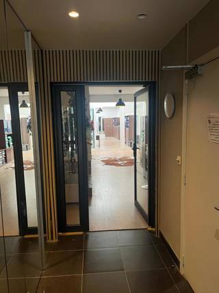 <p><span>Ideaal gelegen op het gelijkvloers van een gebouw in de stijl van een aparthotel, biedt deze ruime kantoorruimte van 310 m² uitzonderlijk potentieel in het hart van Brussel.</span></p>
<p><span>Het pand bestaat uit een lange gang die verschillende individuele ruimtes bedient, waardoor het bijzonder geschikt is voor medische of paramedische beroepen zoals kinesitherapie, osteopathie, tandheelkunde of zorgcentra.</span></p>
<p><span>Hoewel er geen buitenruimte aanwezig is, geniet het geheel van veel natuurlijk licht dankzij lichtkoepels, wat zorgt voor een aangename werkomgeving. Bijna het volledige oppervlak heeft geen directe buren, wat rust, privacy en discretie garandeert.</span></p>
<p><span>Het gebouw huisvest een mix van activiteiten in een kwalitatieve stedelijke omgeving. De ligging is zeer gegeerd, op wandelafstand van de Louizalaan en de wijk Kastelein, met een dynamische omgeving vol winkels, restaurants, diensten en kantoren.</span></p>
<p><span>De bereikbaarheid is uitstekend, met meerdere openbaarvervoersverbindingen in de buurt en een vlotte toegang tot het stadscentrum en de belangrijkste invalswegen van Brussel.</span></p>
<p><span>Een zeldzame opportuniteit met veel potentieel voor uiteenlopende professionele invullingen op een strategische locatie.</span></p>