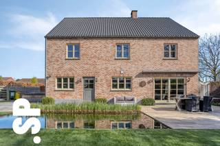 <strong>Zeer ruime gezinswoning op een perceel van 6A 68CA.<br /><br />Deze instapklare woning combineert ruimte, comfort en een uitstekende ligging in een kindvriendelijke omgeving, op wandelafstand van winkels, scholen en andere voorzieningen.<br /><br />Bij het binnenkomen word je verwelkomd in een royale inkomhal met gastentoilet. Van hieruit bereik je de lichtrijke en bijzonder ruime leefruimte, die naadloos overgaat in de volledig uitgeruste keuken met alle hedendaags comfort.<br /><br />Aansluitend bevindt zich een praktische berging/wasruimte met ingemaakte kasten. De ruime garage met elektrische poort zorgt voor extra gebruiksgemak.<br /><br />Op de eerste verdieping bevinden zich drie volwaardige slaapkamers. Eén van de kamers beschikt over een extra ruimte die perfect kan dienen als dressing, bureau of zelfs als vierde slaapkamer. De moderne badkamer is volledig uitgerust met ligbad, inloopdouche en een dubbel lavabomeubel. <br /><br />De woning beschikt bovendien over een zolder bereikbaar via een vaste trap. Daarnaast is de woning volledig onderkelderd, toegankelijk zowel langs binnen als buiten, een enorme troef voor hobbyruimte, stockage of extra polyvalente invulling. <br /><br />Buiten geniet je van een ruime, zonnige tuin met gezellig terras en een prachtige zwemvijver. Alsook de aanwezige zonneluifel zorgt voor extra comfort.<br /><br />De woning werd afgewerkt met duurzame materialen en behaalt een uitstekende EPC-score met label C (226 kWh/m² jaar). <br /><br />Een ideale gezinswoning voor wie ruimte, kwaliteit en een topligging weet te waarderen.<br /><br />Voor meer informatie of een bezoek ter plaatse:<br />📞 014 59 10 20<br />📧 jill@immosp.be<br />Benieuwd naar de waarde van uw eigen woning? Vraag vrijblijvend een gratis verkoopanalyse aan – wij helpen u graag verder!</strong>Zeer ruime gezinswoning op een perceel van 6A 68CA.<br /><br />Deze instapklare woning combineert ruimte, comfort en een uitstekende ligging in een kindvriendelijke omgeving, op wandelafstand van winkels, scholen en andere voorzieningen.<br /><br />Bij het binnenkomen word je verwelkomd in een royale inkomhal met gastentoilet. Van hieruit bereik je de lichtrijke en bijzonder ruime leefruimte, die naadloos overgaat in de volledig uitgeruste keuken met alle hedendaags comfort.<br /><br />Aansluitend bevindt zich een praktische berging/wasruimte met ingemaakte kasten. De ruime garage met elektrische poort zorgt voor extra gebruiksgemak.<br /><br />Op de eerste verdieping bevinden zich drie volwaardige slaapkamers. Eén van de kamers beschikt over een extra ruimte die perfect kan dienen als dressing, bureau of zelfs als vierde slaapkamer. De moderne badkamer is volledig uitgerust met ligbad, inloopdouche en een dubbel lavabomeubel. <br /><br />De woning beschikt bovendien over een zolder bereikbaar via een vaste trap. Daarnaast is de woning volledig onderkelderd, toegankelijk zowel langs binnen als buiten, een enorme troef voor hobbyruimte, stockage of extra polyvalente invulling. <br /><br />Buiten geniet je van een ruime, zonnige tuin met gezellig terras en een prachtige zwemvijver. Alsook de aanwezige zonneluifel zorgt voor extra comfort.<br /><br />De woning werd afgewerkt met duurzame materialen en behaalt een uitstekende EPC-score met label C (226 kWh/m² jaar). <br /><br />Een ideale gezinswoning voor wie ruimte, kwaliteit en een topligging weet te waarderen.<br /><br />Voor meer informatie of een bezoek ter plaatse:<br />📞 014 59 10 20<br />📧 jill@immosp.be<br />Benieuwd naar de waarde van uw eigen woning? Vraag vrijblijvend een gratis verkoopanalyse aan – wij helpen u graag verder!