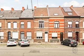 <p> </p>
<p>Te renoveren rijwoning, gelegen nabij alle voorzieningen: A8, winkels, scholen, station, enz.</p>
<p>De woning is als volgt ingedeeld:</p>
<p><strong>Kelder:</strong> een praktische en gezonde kelder.</p>
<p><strong>Gelijkvloers:</strong> twee mooie leefruimtes, een niet-uitgeruste keuken, toilet, een doucheruimte en toegang tot een bijgebouw van 35 m² voor extra opslagruimte.</p>
<p><strong>1ste verdieping:</strong> 2 mooie ruime slaapkamers.</p>
<p><strong>2de verdieping:</strong> 1 grote zolder die kan worden ingericht als extra slaapkamer.</p>
<p><strong>Buiten:</strong> een aangename kleine tuin.</p>
<p>Zeker een bezoek waard! Ideaal als investering met verhuurdoel of als eerste aankoop!</p>
<p>Informatie en bezoeken via anne-sophie@immobeguin.be</p>